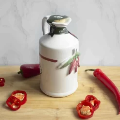 Galantino Puglian Olive Oil With Chilli In Terracotta Bottle 250ml 18 Galantino Puglian Olive Oil With Chilli In Terracotta Bottle 250ml -Sous Chef 2048px 0002 GT0011 lifestyle chilli olive oil squoosh